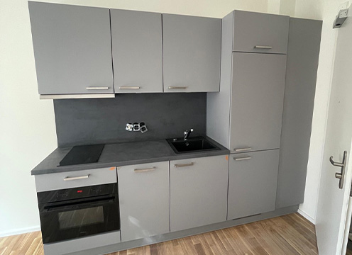 Objekteinrichtung moebliertes Apartment: Kochbereich mit Kueche