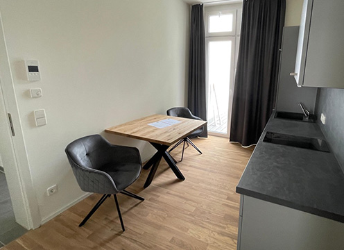 Objekteinrichtung moebliertes Apartment: Essbereich mit Tisch und Stuehlen