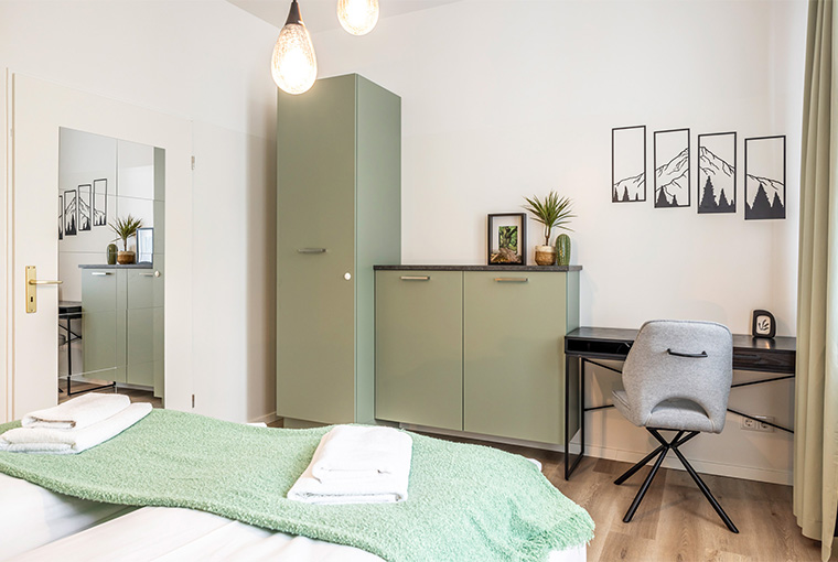 Objekteinrichtung architecto: moeblierte Apartments fuer Co-Living und Co-Working mit Schreibtisch, Schrank und Bett