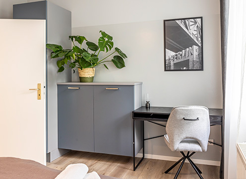 Objekteinrichtung architecto: moeblierte Apartments fuer Co-Living und Co-Working mit Schreibtisch, Schrank und Bett