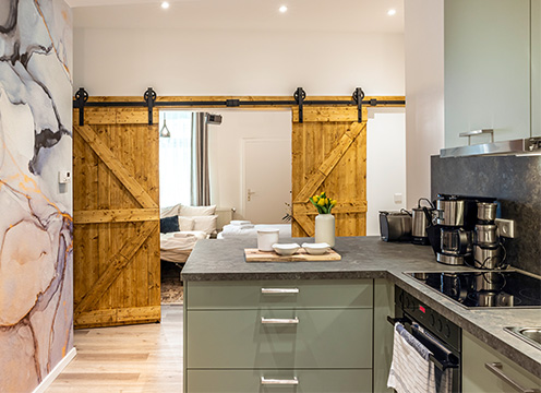 Objekteinrichtung architecto: moeblierte Apartments fuer Co-Living und Co-Working mit Kueche und Schiebetueren