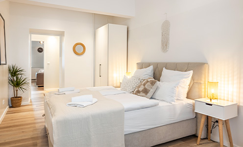 Moeblierte Ferienimmobilien architecto: Schlafzimmer mit Bett und Schrank