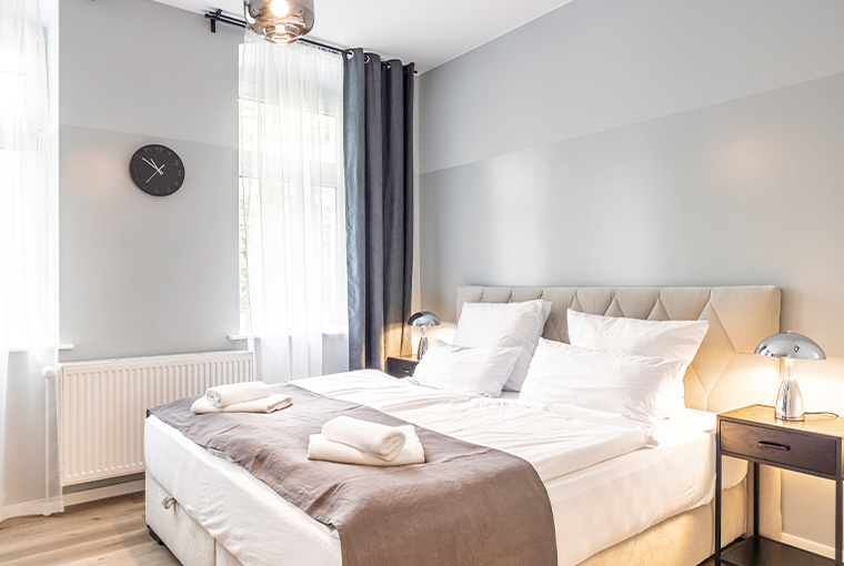 Vollmoeblierte Ferienimmobilien: Schlafbereich mit Bett