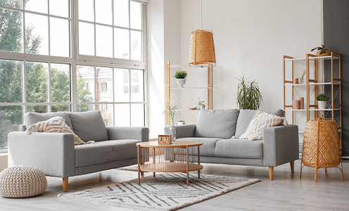 Objekteinrichtung: Sofaecke mit Tisch, Lampe und Regalen