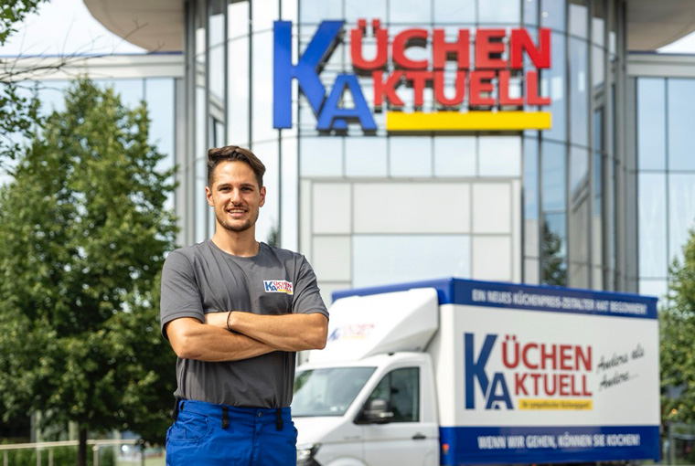 Küchen Aktuell: Mitarbeiter vor LKW und Gebäude